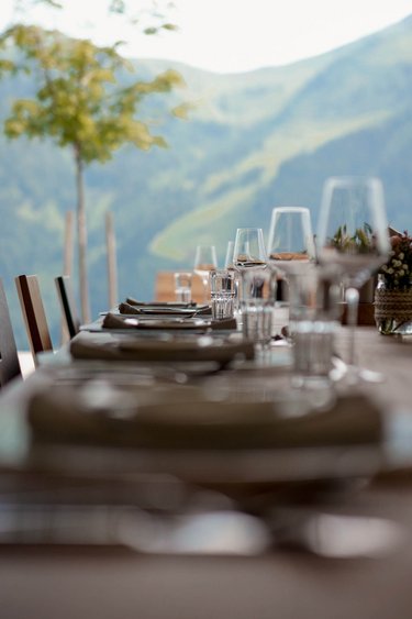 Gedeckter Tisch im Sommer mit Ausblick in die Berge