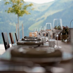 Gedeckter Tisch im Sommer mit Ausblick in die Berge