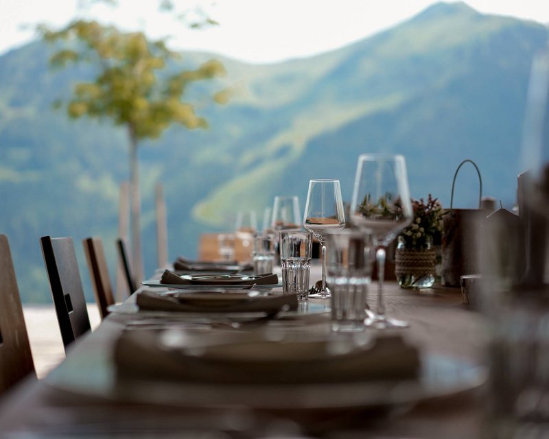 Gedeckter Tisch im Sommer mit Ausblick in die Berge