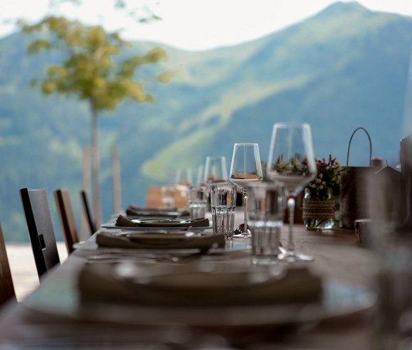 Gedeckter Tisch im Sommer mit Ausblick in die Berge