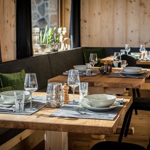 gedeckter Tisch im Restaurant der Alm 1350