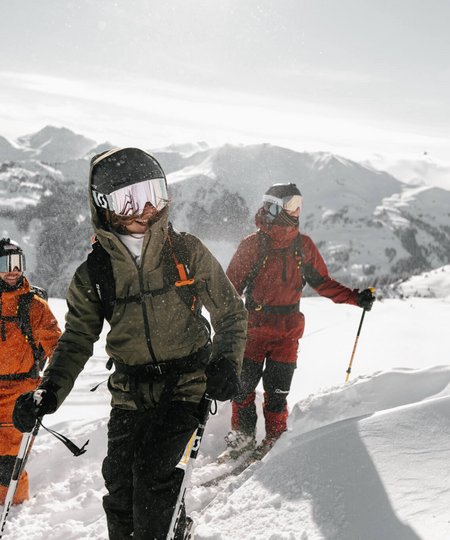 Drei Freeride Skifahrer am Berg in Saalbach Hinterglemn und genießen Bergpanorama