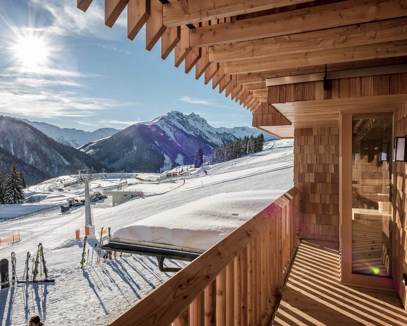 Ausblick vom Balkon in die Berge im Winter