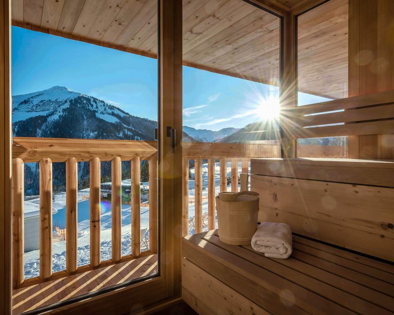 Sauna mit Ausblick in die Berge im Winter