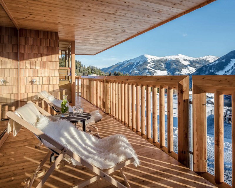 Ausblick vom Balkon in die Berge im Winter