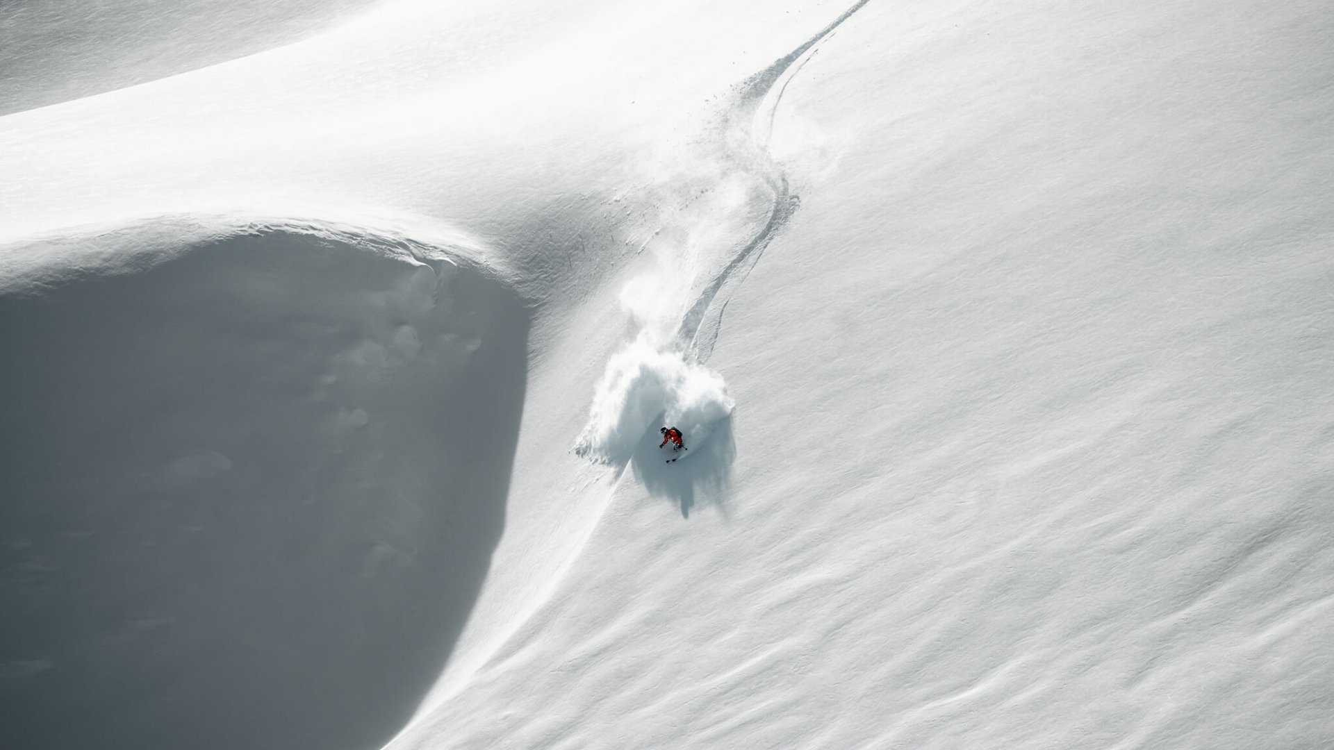 Home Skifahrer im Tiefschnee in Saalbach Hinterglemm