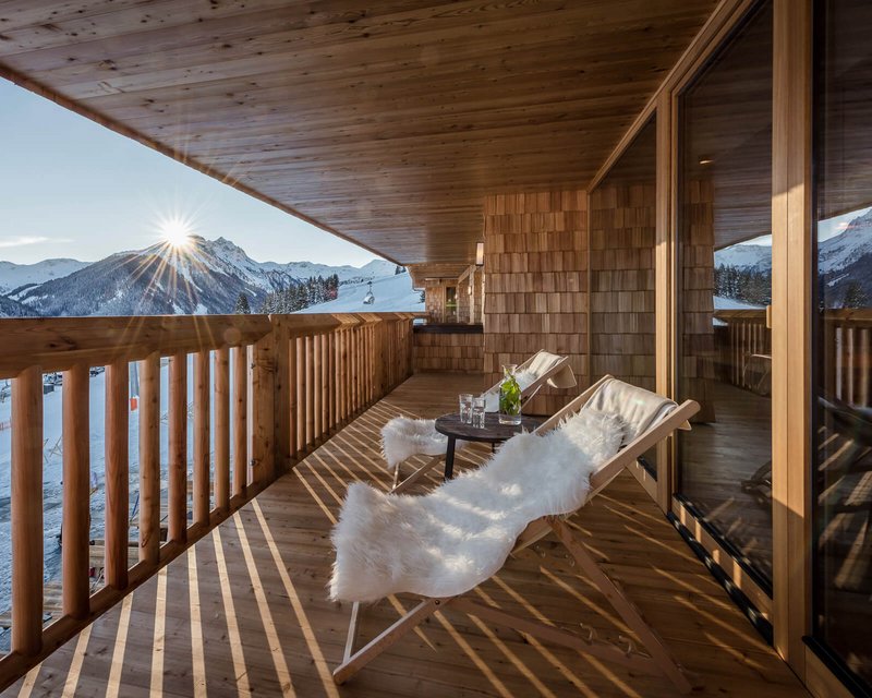 Ausblick vom Balkon auf die Berge im Winter