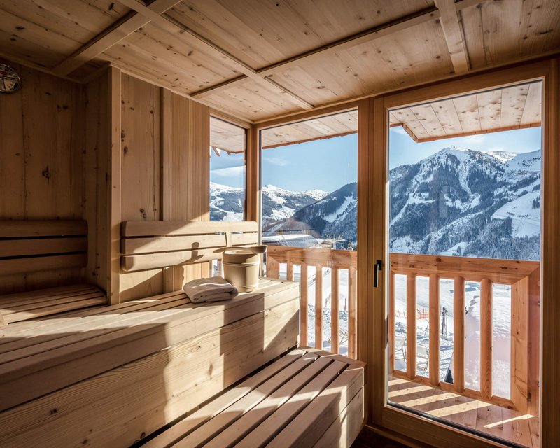 Sauna mit Ausblick in die Berge im Winter