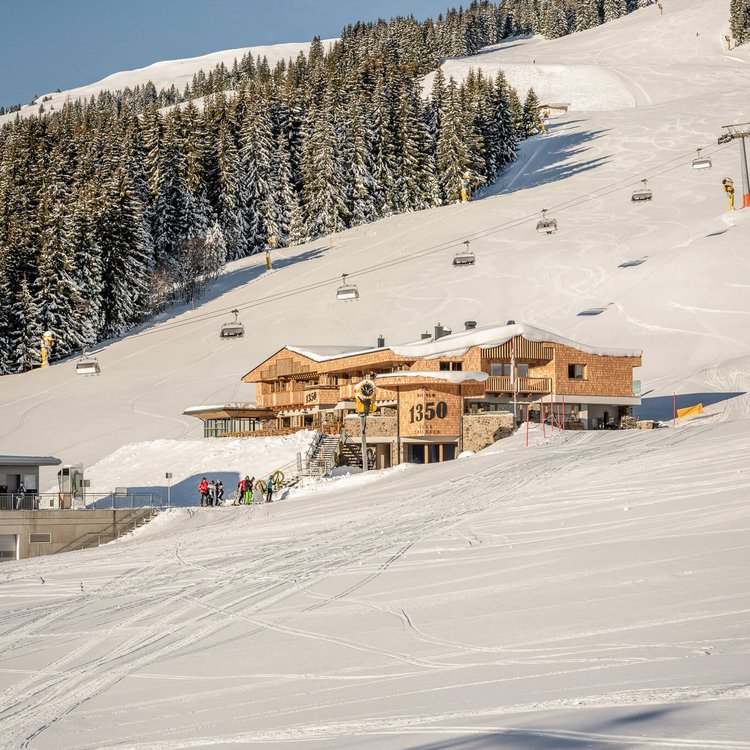 Home Außenaufnahme von der Alm 1350 im Winter mit Skipiste und Sessellift